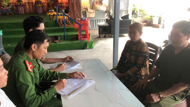 Công an làm việc với những người có liên quan. Ảnh: CTV.