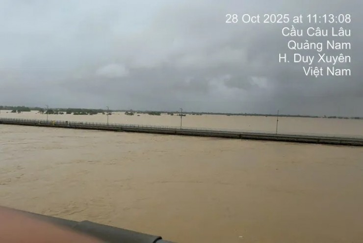 Cầu Câu Lâu ở Đà Nẵng có nguy cơ bị lũ cuốn trôi