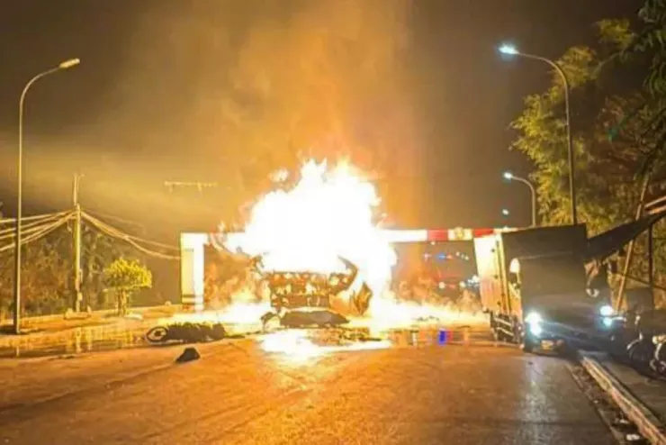 Hiện trường xe bồn bốc cháy.