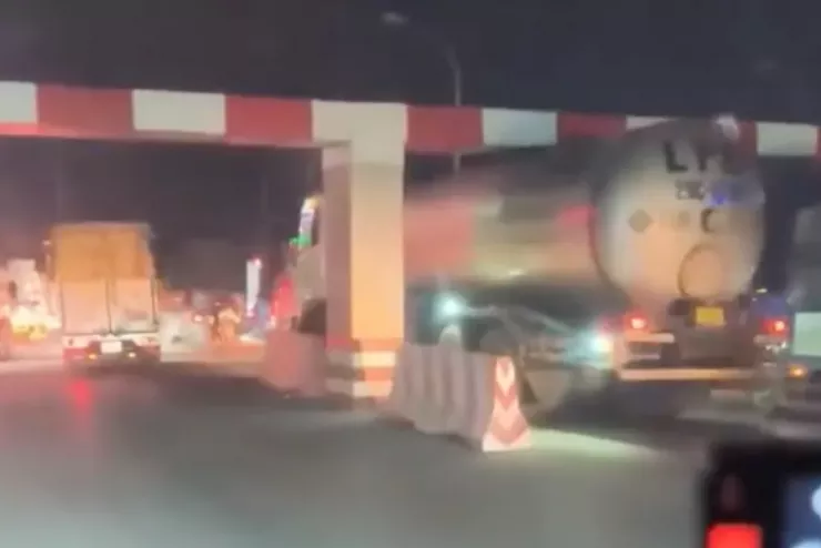 Xe bồn trước khi phát nổ, chạy qua barie.