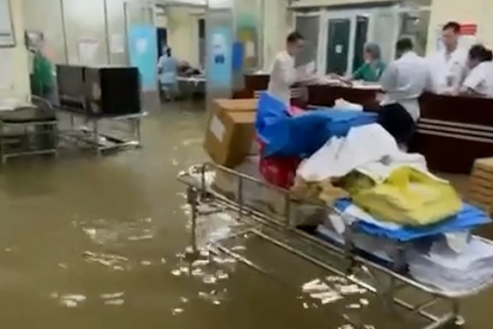 Nước lũ bủa vây bệnh viện lớn nhất miền Trung