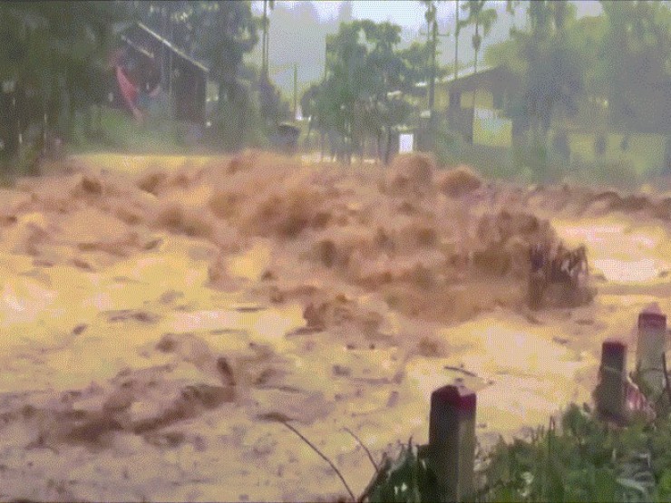 Sạt lở, lũ quét cuốn trôi hàng chục ngôi nhà ở Đà Nẵng