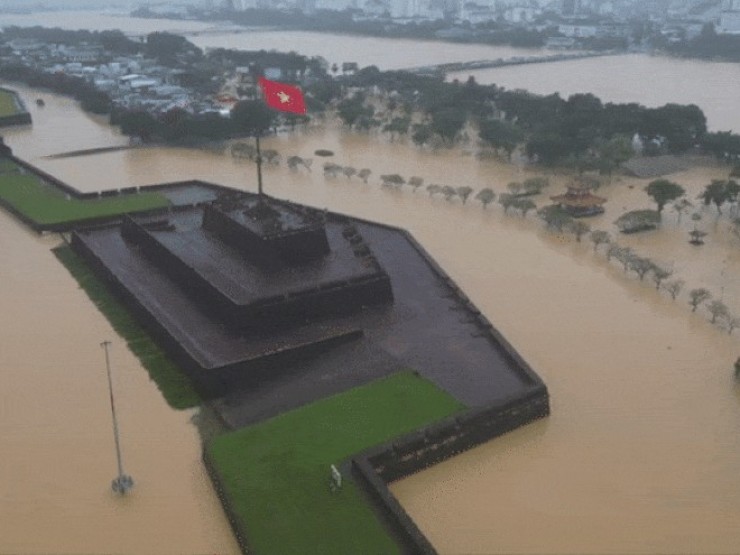Huế chìm trong lũ