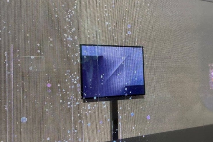 Galaxy Z TriFold được trưng bày tại sự kiện bên lề APEC 2025.