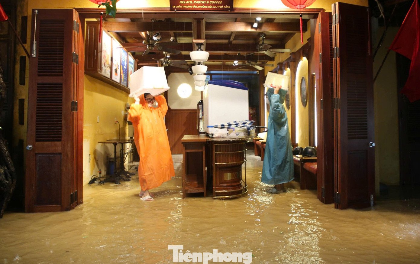Nước lũ tràn vào nhà, người dân Hội An hối hả 'chạy lũ' - 6