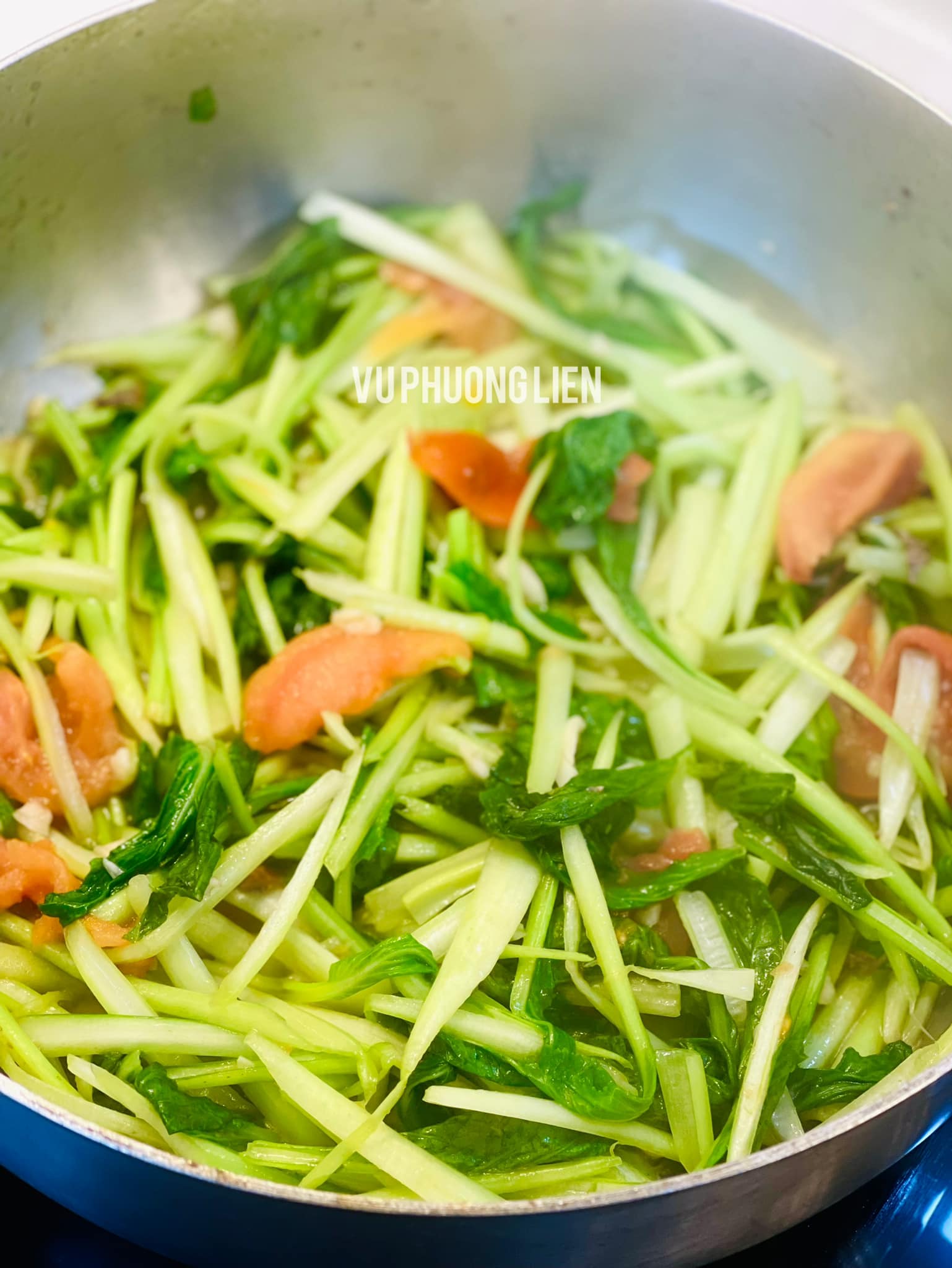 Xào riêng rau cải và cà chua, sau đó thêm thịt bò vào là xong.