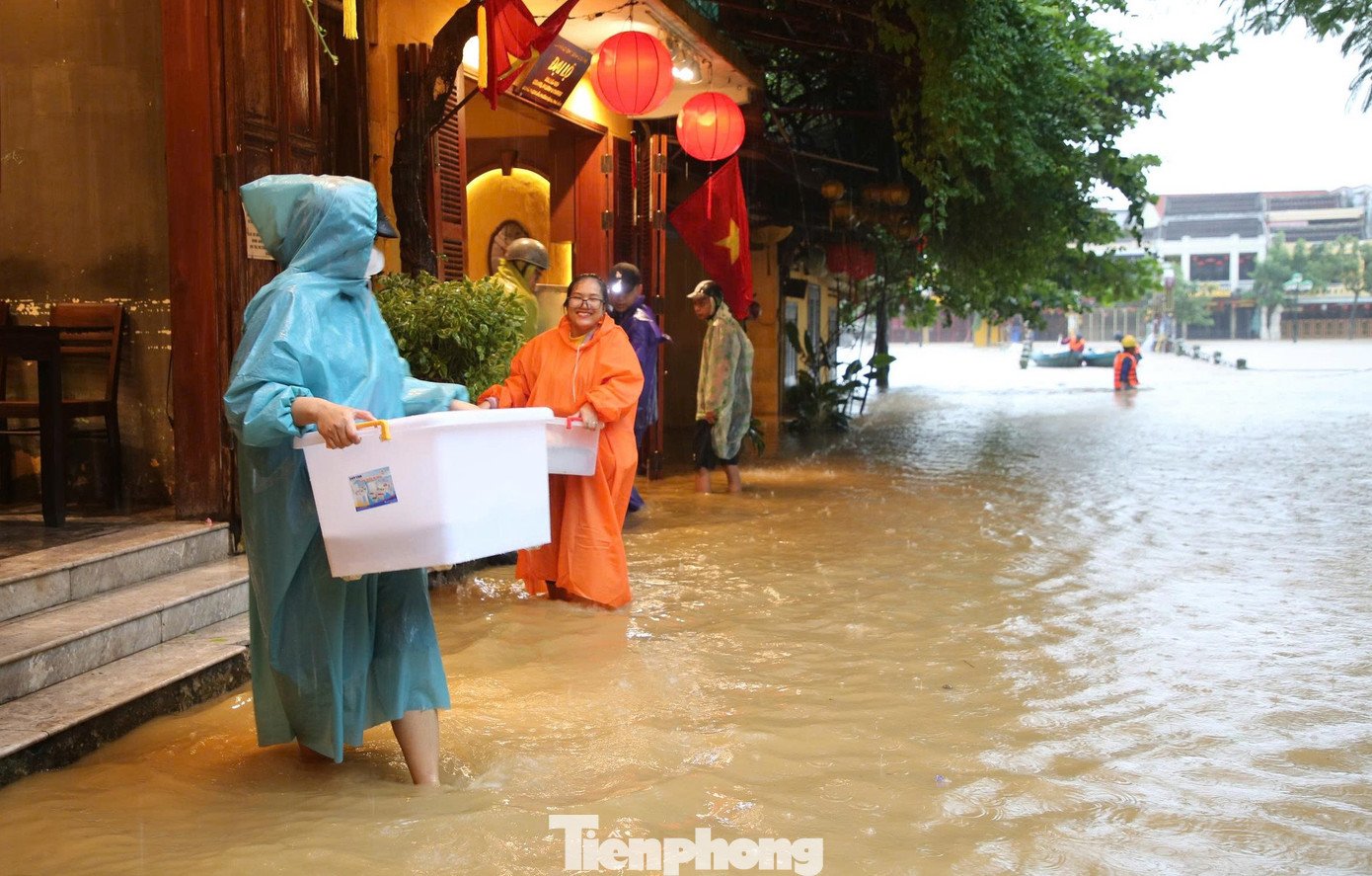 Nước lũ tràn vào nhà, người dân Hội An hối hả 'chạy lũ' - 7