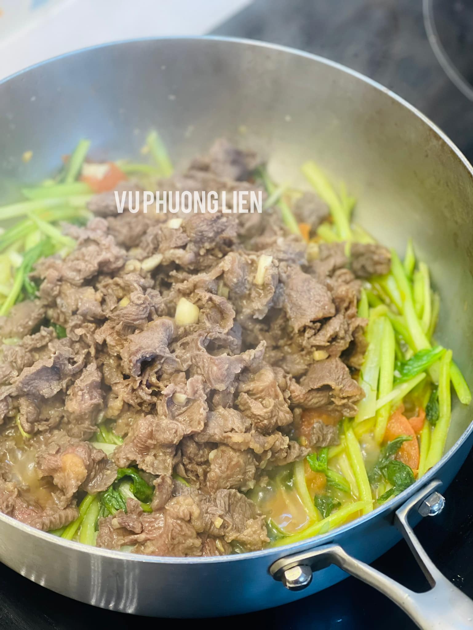 Xào riêng rau cải và cà chua, sau đó thêm thịt bò vào là xong.