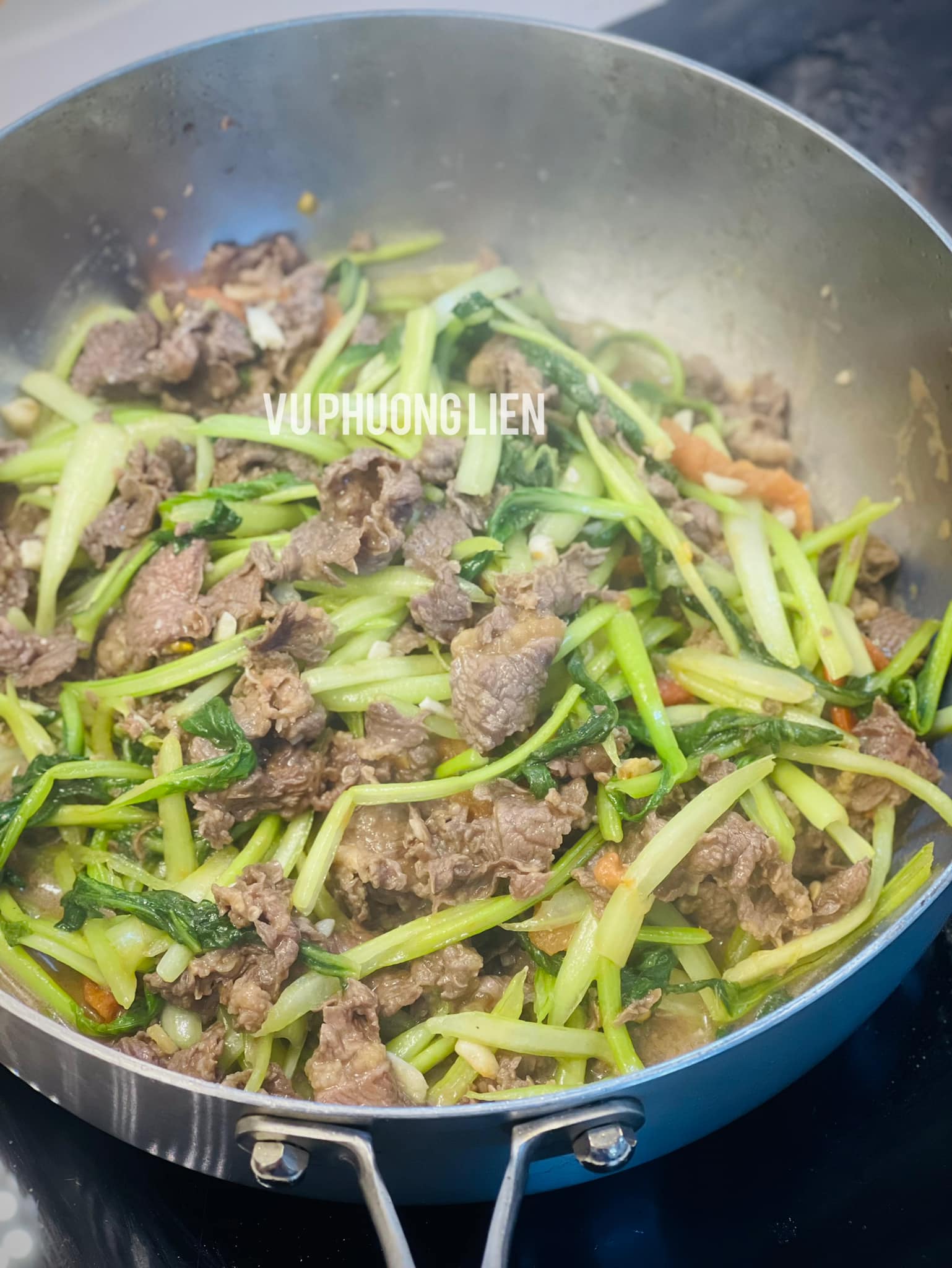 Xào riêng rau cải và cà chua, sau đó thêm thịt bò vào là xong.