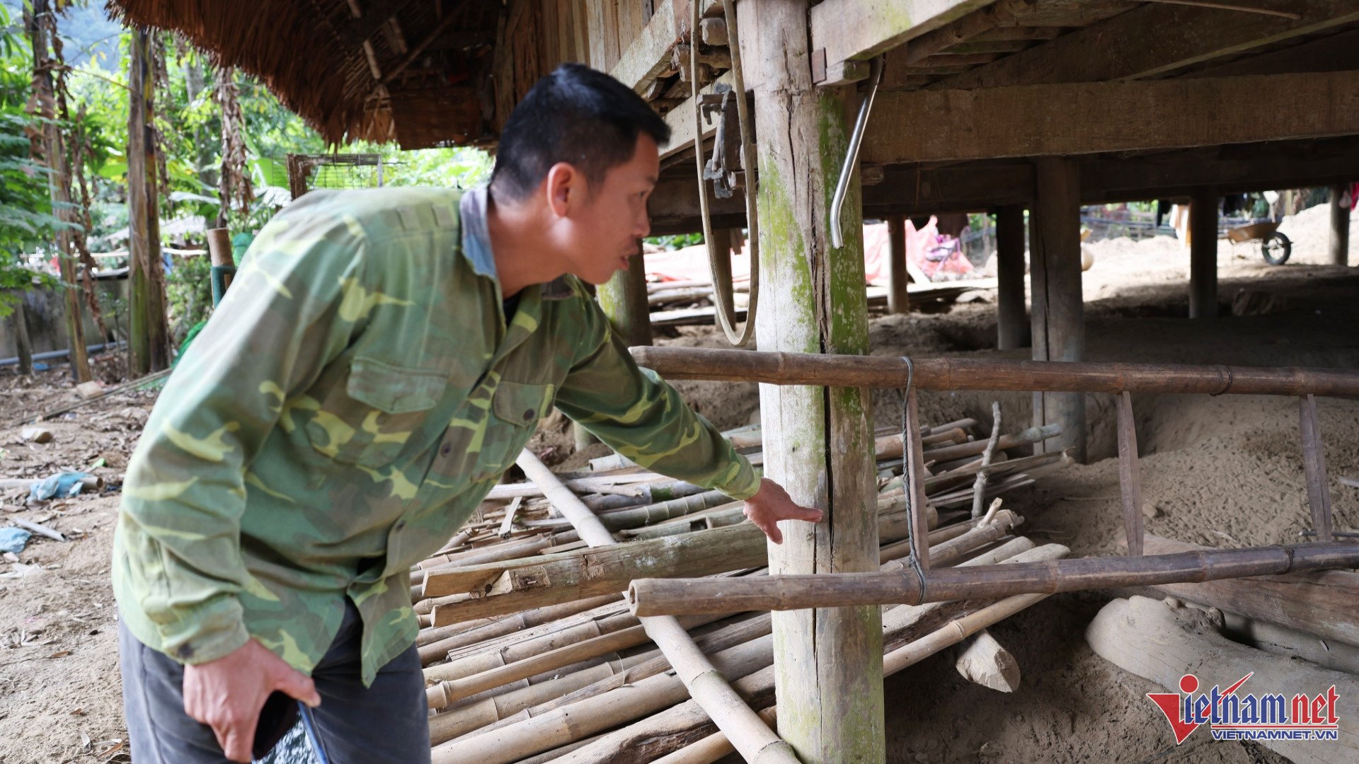 Căn nhà sàn của anh Hoàng Văn Cảnh bị cát bồi khoảng 1m, hiện tại phải đào hố để xử lý các cột sàn tránh bị mối mọt. Ảnh: Đức Hoàng