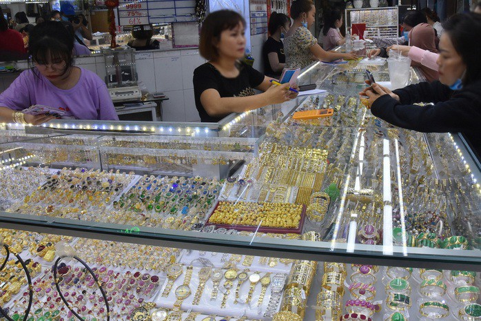 Giá vàng hôm nay của thế giới bị bán tháo