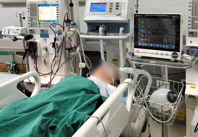 Bệnh nhân đang được cấp cứu. Ảnh: BVCC.
