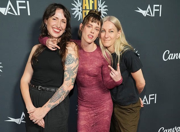 Kristen chụp ảnh cùng bạn đời và đồng nghiệp. Ảnh: Invision