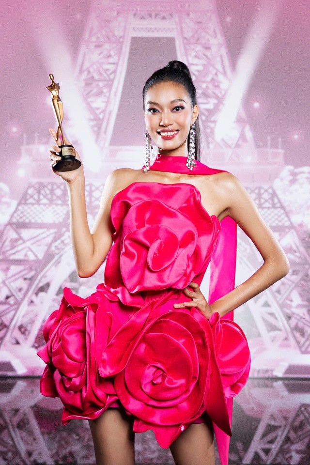 Sau hành trình chinh phục đầy thử thách, nữ sinh chuyên ngành Kinh tế sở hữu chiều cao 1,84m Lại Mai Hoa đã xuất sắc trở thành Quán quân của mùa thi thứ 9 của Vietnam’s Next Top Model.