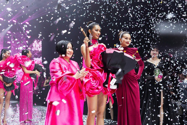 Lại Mai Hoa sinh năm 2005, cao 1,84 m với số đo 83-65-96 cm. Mai Hoa hiện là sinh viên Đại học Kinh tế - Đại học Quốc gia Hà Nội. Mai Hoa có sự khởi đầu thuận lợi khi thắng cuộc thi Vietnam’s Next Top Model Online và bước thẳng vào Top15. Trong suốt chương trình, Mai Hoa tỏ ra là ứng cử viên hài hòa với nhiều tiêu chí trong đó nổi bật là chiều cao và tinh thần làm việc chuyên nghiệp, cầu thị.