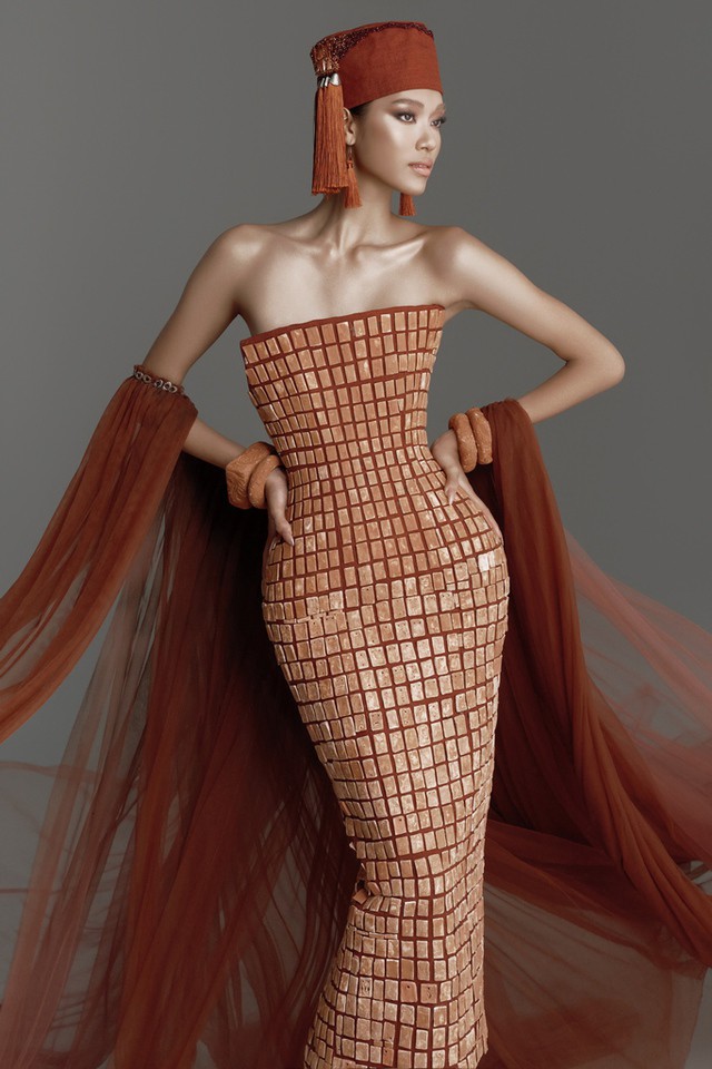 Chia sẻ với Thời báo VTV, Mai Hoa cho biết, danh hiệu Quán quân Vietnam’s Next Top Model 2025 là kết quả của cả một hành trình vượt qua chính mình, không chỉ là chiến thắng trong đêm Chung kết. Khoảnh khắc xướng tên ấy, tôi không hét lên hay bật khóc, bởi tính cách tôi vốn trầm và ít bộc lộ cảm xúc.