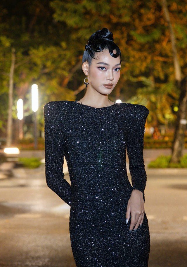 Sau gần một tháng đăng quang Vietnam’s Next Top Model 2025, Lại Mai Hoa xuất hiện với diện mạo rạng rỡ, phong thái tự tin cùng chiều cao ấn tượng. Tại sự kiện mới đây, Mai Hoa nhận được nhiều lời khen ngợi từ các tên tuổi lớn trong giới thời trang.