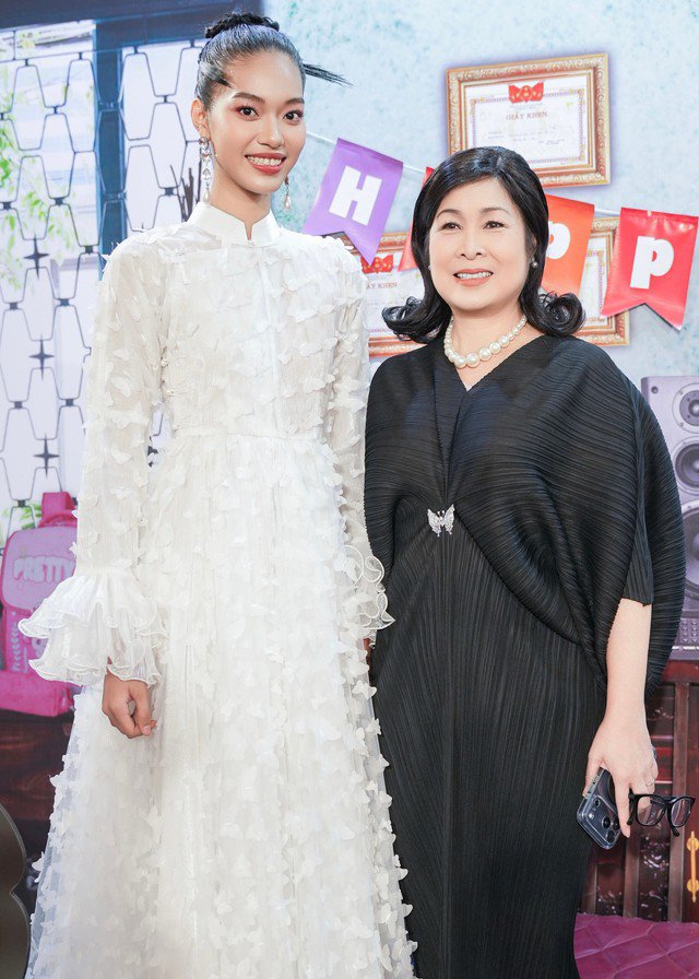 Sự chuyên nghiệp, năng lượng tích cực của cô khiến giới mộ điệu tin rằng Mai Hoa đang dần định hình phong cách riêng, một hình ảnh người mẫu trẻ bản lĩnh, hiện đại.