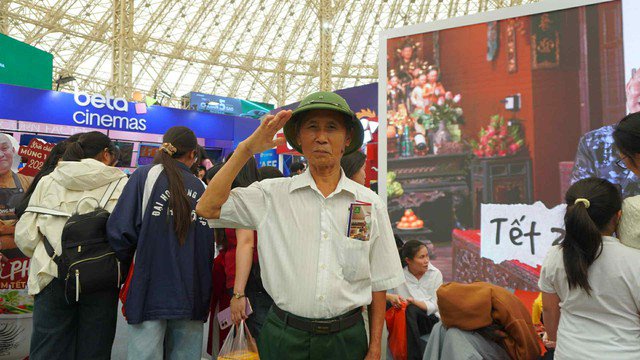 Một cựu chiến binh chia sẻ sau buổi chiếu: "Phim hay và ý nghĩa quá. Cảm xúc chân thực, tự hào và có chút nghẹn ngào. Tôi mong những phim như thế này được chiếu nhiều hơn để thế hệ trẻ hiểu hơn về lịch sử nước mình". Ảnh: Uyên Nguyễn