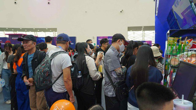 Rất nhiều bạn trẻ đã có mặt tại hội chợ để "check-in" và thể hiện tình yêu với nền điện ảnh nước nhà. Ảnh: Uyên Nguyễn
