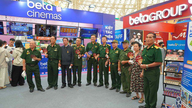 Hình ảnh giản dị nhưng ý nghĩa khiến không khí hội chợ thêm phần ấm áp, như một sự giao thoa giữa quá khứ và hiện tại, nơi những người lính năm xưa và thế hệ trẻ hôm nay cùng chung niềm tự hào và tình yêu dành cho điện ảnh Việt. Ảnh: Uyên Nguyễn