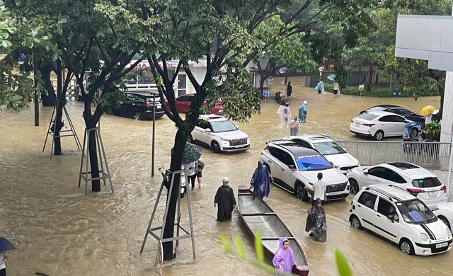 Chuyên gia lý giải vì sao miền Trung đặc biệt mưa lớn, nhiều nơi chìm trong biển nước - 1