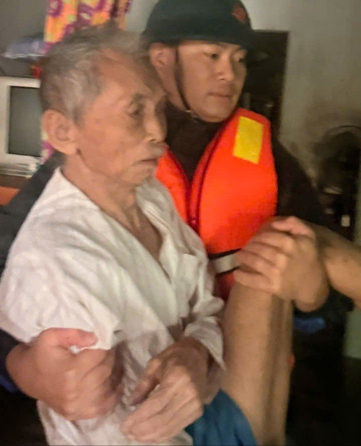 Bộ đội có mặt tại những địa điểm xung yếu, ngập sâu di chuyển người già, trẻ nhỏ đến nơi an toàn.