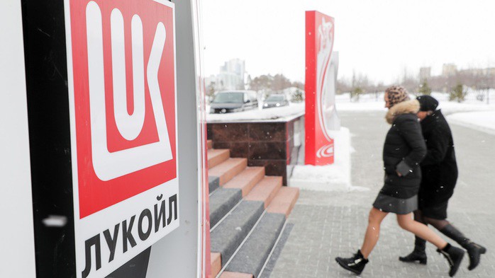 Lukoil thông báo sẽ bán tài sản ở nước ngoài sau khi bị Mỹ áp trừng phạt. Ảnh: Vyacheslav Prokofyev/TASS