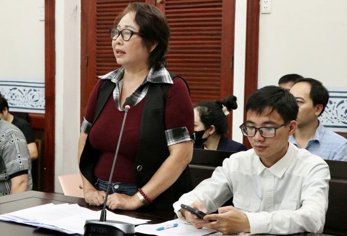 Bà Sáng, mẹ kế của Đức Tiến, trình bày trước HĐXX.