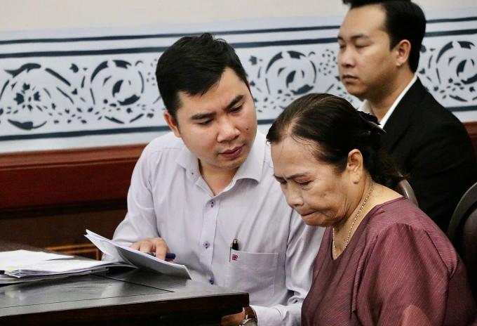 Mẹ Đức Tiến và luật sư tại tòa.