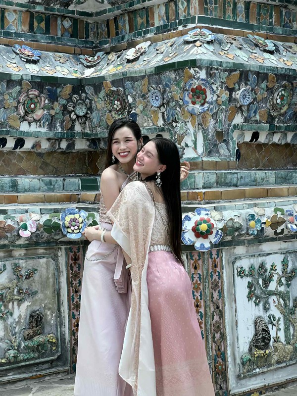 Được biết, Hoàng Tú Quỳnh từng giành giải Hoa khôi Áo dài Việt Nam - Miss Photogenic Vietnam 2019, lọt Top 5 Người Đẹp Thể Thao Hoa Hậu Việt Nam 2020. Người đẹp 23 tuổi từng theo học tại ĐH Thương Mại (Hà Nội).