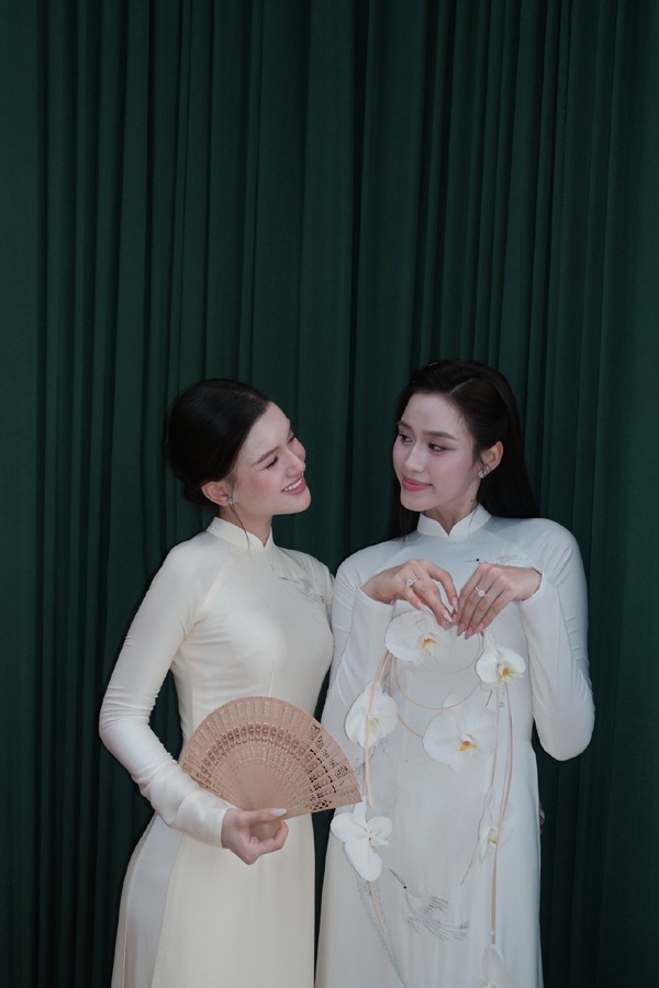 Hoàng Tú Quỳnh những ngày qua gây sốt trên mạng xã hội bởi nhan sắc gây chú ý trong đám cưới Đỗ Thị Hà. Người đẹp quê Phú Thọ có nụ cười tỏa nắng, vóc dáng xinh đẹp cùng gương mặt dịu dàng đã tạo được rất nhiều thiện cảm với khán giả.