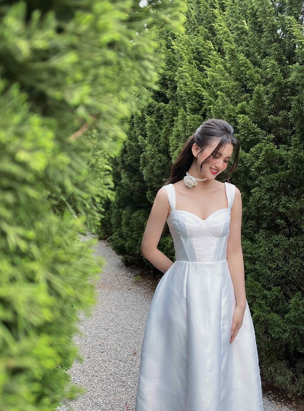 Khi phóng viên hỏi về bí quyết có được làn da lẫn vóc dáng đẹp, Hoàng Tú Quỳnh cười: "Do tôi tập thể thao nhiều mà thôi". Thực tế, cô và Đỗ Thị Hà rất thích chơi bộ môn thể thao pickle ball và đây cũng là môn thể thao giúp cô luôn khỏe khoắn, xinh đẹp.