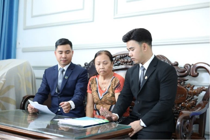 Luật sư Đàm Văn Hùng và Đỗ Văn Luận trao đổi với bà Ánh tại nhà riêng sau phiên tòa.