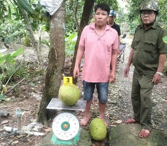 Nghi phạm Lê Hoàng Lợi cùng tang vật.