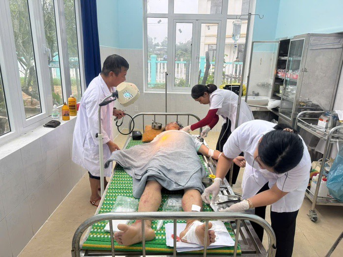 Nạn nhân được sơ cứu tại trạm y tế