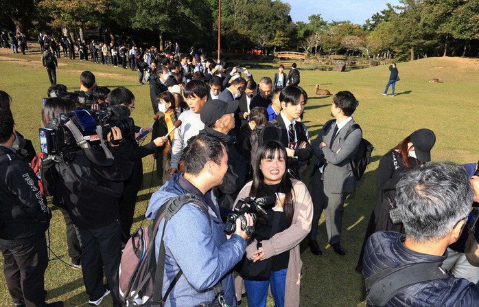 Người dân xếp hàng để bốc thăm lấy vé dự khán phiên tòa sáng ngày 28-10. Ảnh: Mainichi