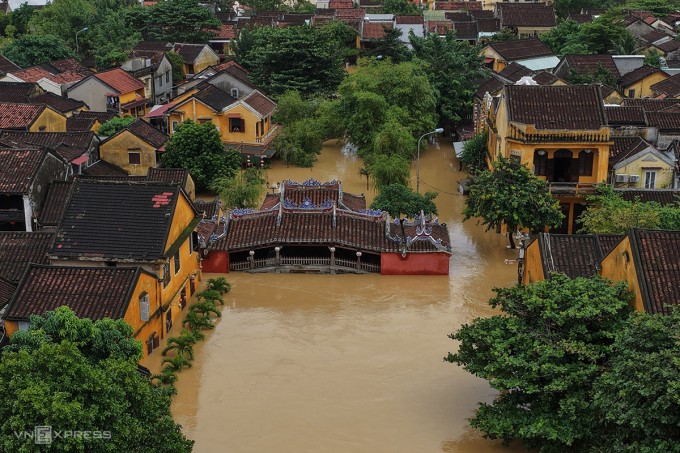 Sạt lở, lũ quét cuốn trôi hàng chục ngôi nhà ở Đà Nẵng - 1