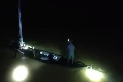 Sau thời gian chới với giữa dòng lũ, người đàn ông được cứu kịp thời.