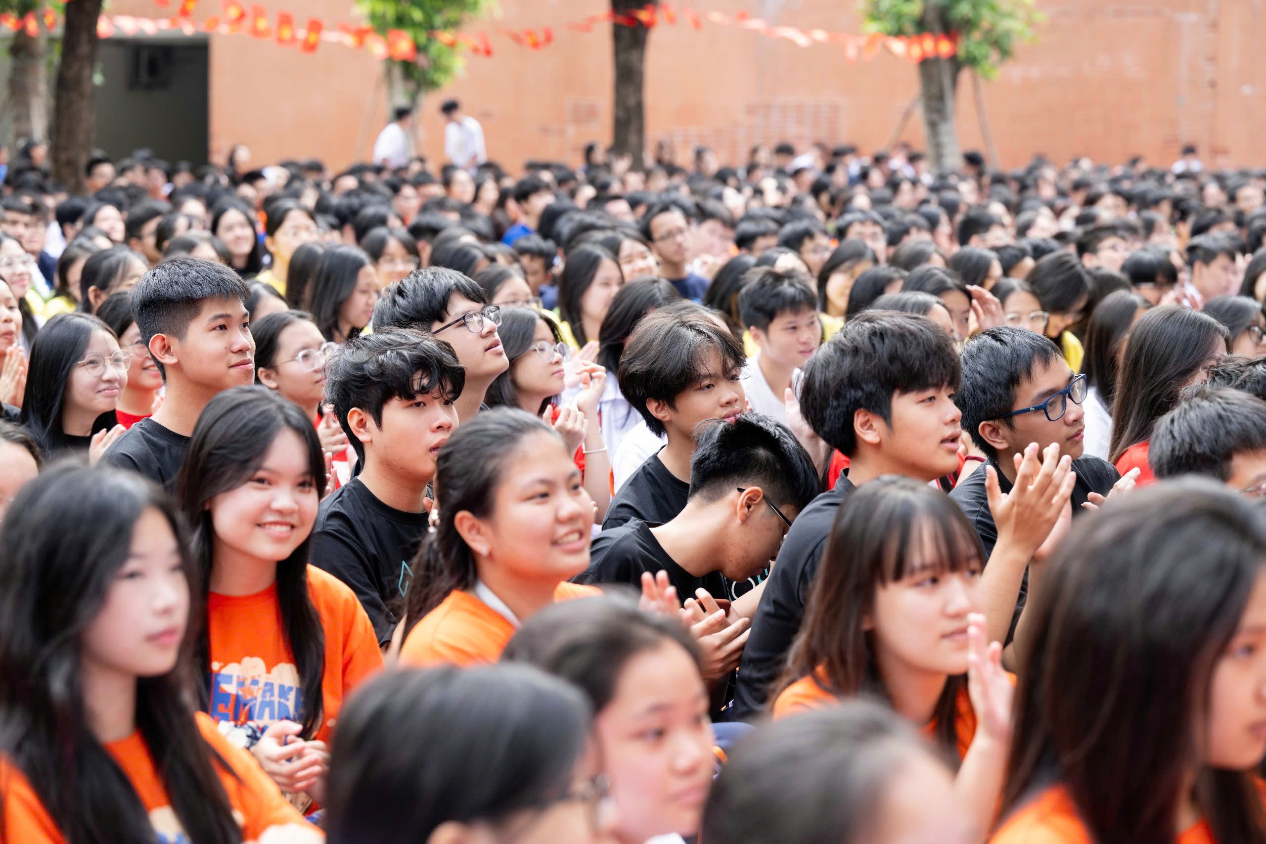 Cả trường cùng xem lại những khoảnh khắc đáng nhớ của Bảo Khánh trong suốt chặng đường tham gia Đường lên đỉnh Olympia