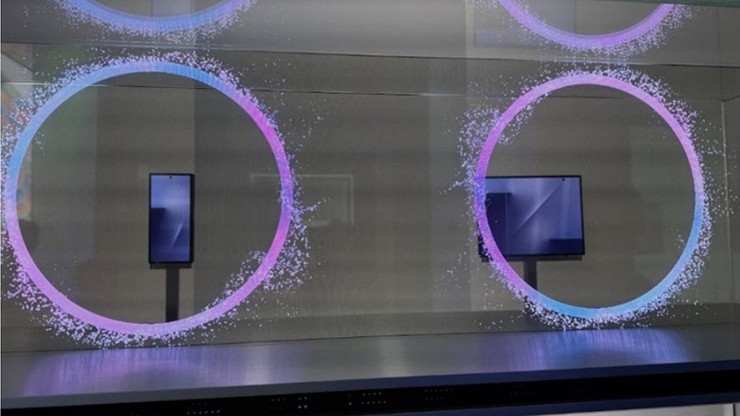 Galaxy Z TriFold có thể chuyển đổi giữa chế độ smartphone và tablet.