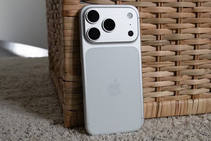 Tuy nhiên màu bạc đã được người dùng quan tâm hơn sau một tháng.