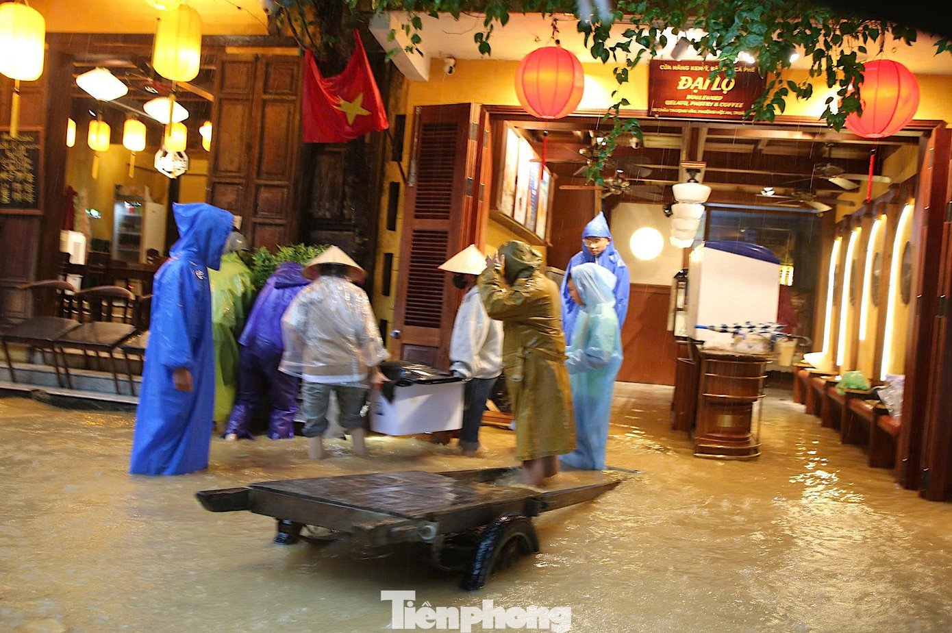 Di chuyển đến nơi an toàn trước thông báo tình hình mưa lũ tiếp tục diễn ra phức tạp