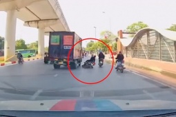 Clip: Vừa lái xe vừa nói chuyện, người phụ nữ ngã sõng soài giữa đường