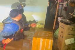 Nước lũ dâng cao, người dân Đà Nẵng liên tục cầu cứu trong đêm