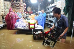 Nước lũ tràn vào nhà, người dân Hội An hối hả 'chạy lũ'