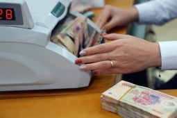 Vàng, chứng khoán lao dốc, ngân hàng tung chiêu hút tiền nhàn rỗi từ người dân