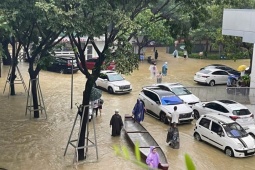 Chuyên gia lý giải vì sao miền Trung đặc biệt mưa lớn, nhiều nơi chìm trong biển nước
