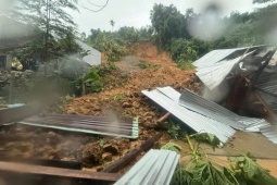 Sau tiếng nổ lớn, ngọn đồi đổ ập vùi 2 nhà dân ở Trà Leng