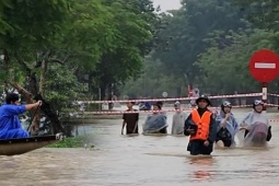 Mưa lũ đặc biệt lớn ở các tỉnh miền Trung, nguyên nhân vì sao?